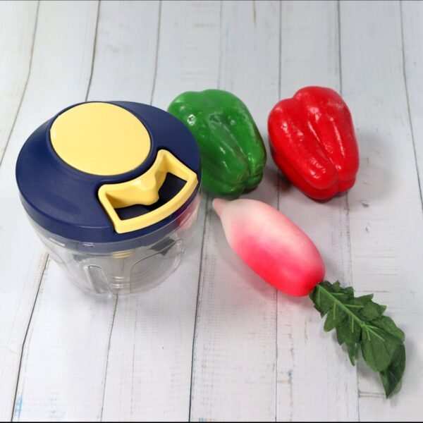 Chopper with Blades for Effortlessly Chopping Vegetables and Fruits for Your Kitchen (650ml)